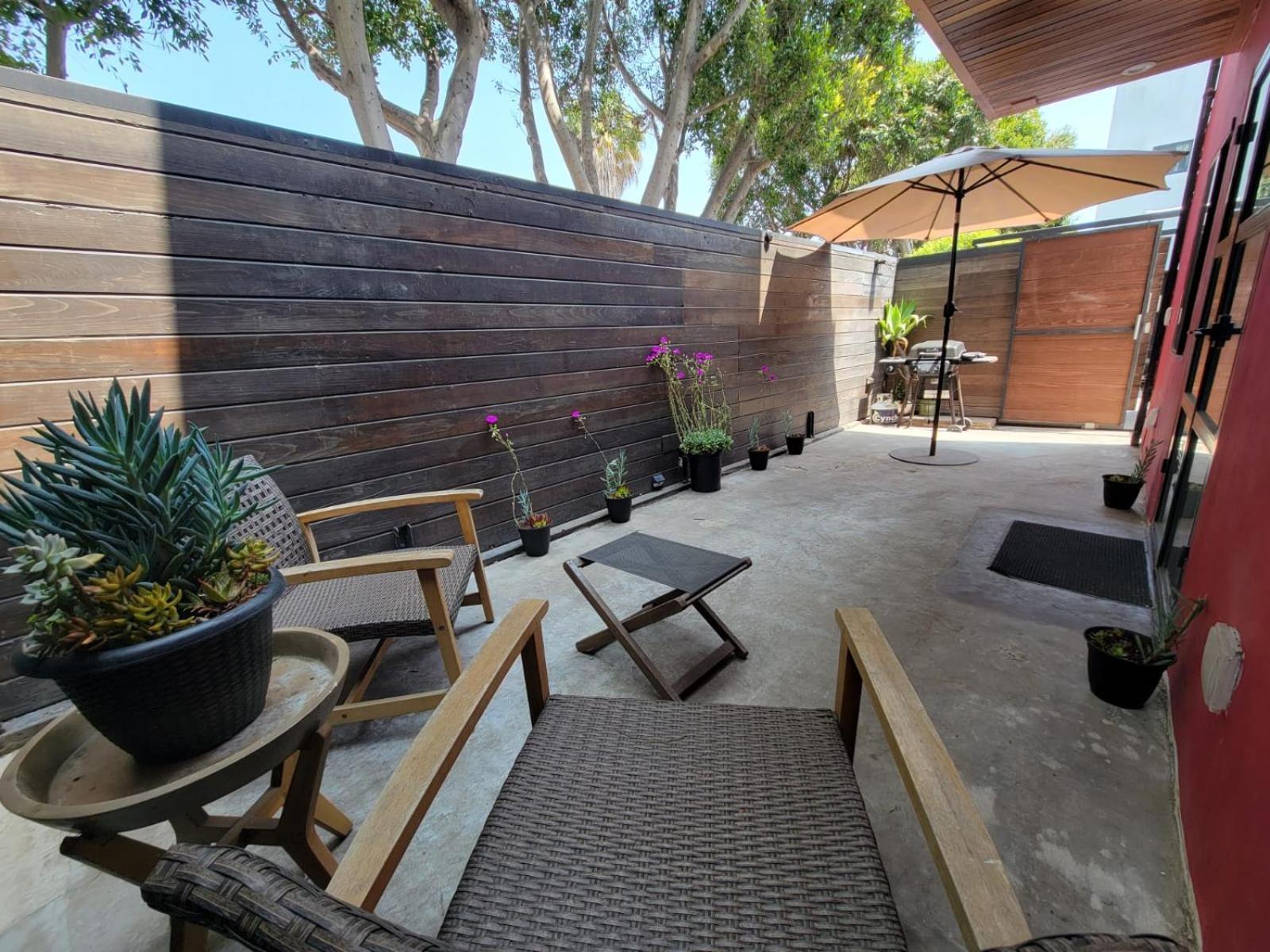 Venice Beach Studio With Large Private Patio Steps To The Beach Los Angeles Esterno foto